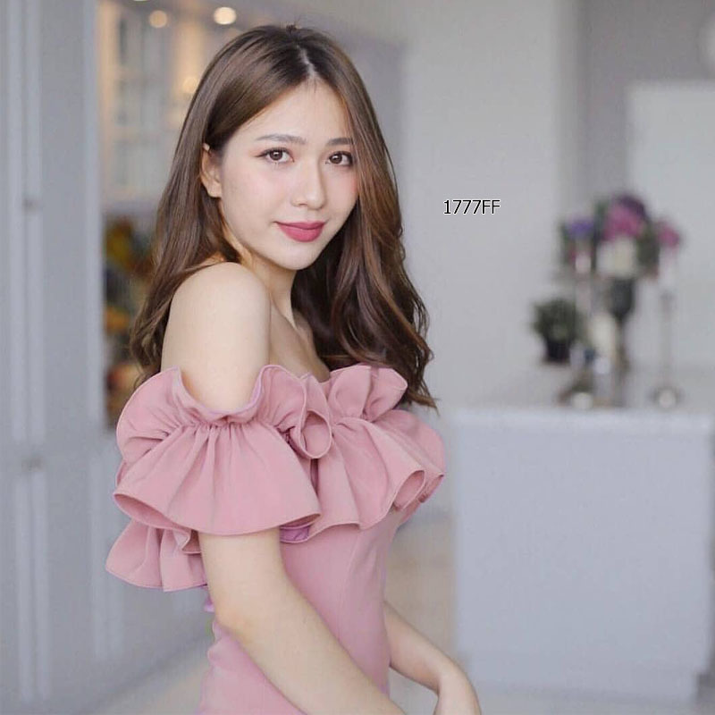 kudapy เดรสปาดไหล่ ระบายรอบน่ารัก แอบเซ็กซี่ งานมีซิปซ่อนหลัง ตีเกล็ดหน้าหลัง เอวไม่สม็อค ทรงเข้ารูป