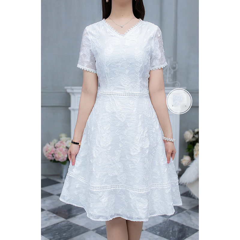 kudapy เดรสสั้นสีขาว/สีฟ้า ผ้าผสมมีเทคเจอร์ลายดอกนูนสวย แต่งด้วยลูกไม้ทั้งตัว รอบคอ รอบปลายแขน