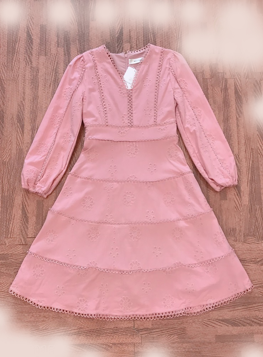 เดรสสั้นสีชมพู แขนยาว ทรงปล่อย แต่งลูกไม้ตามแบบ