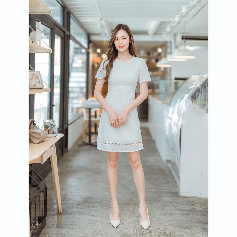 kudapy เดรสสั้นสีชมพู/สีขาว/สีฟ้า ผ้าฉลุลูกไม้แขนสั้นคอกลม สวยดูดีน่ารัก