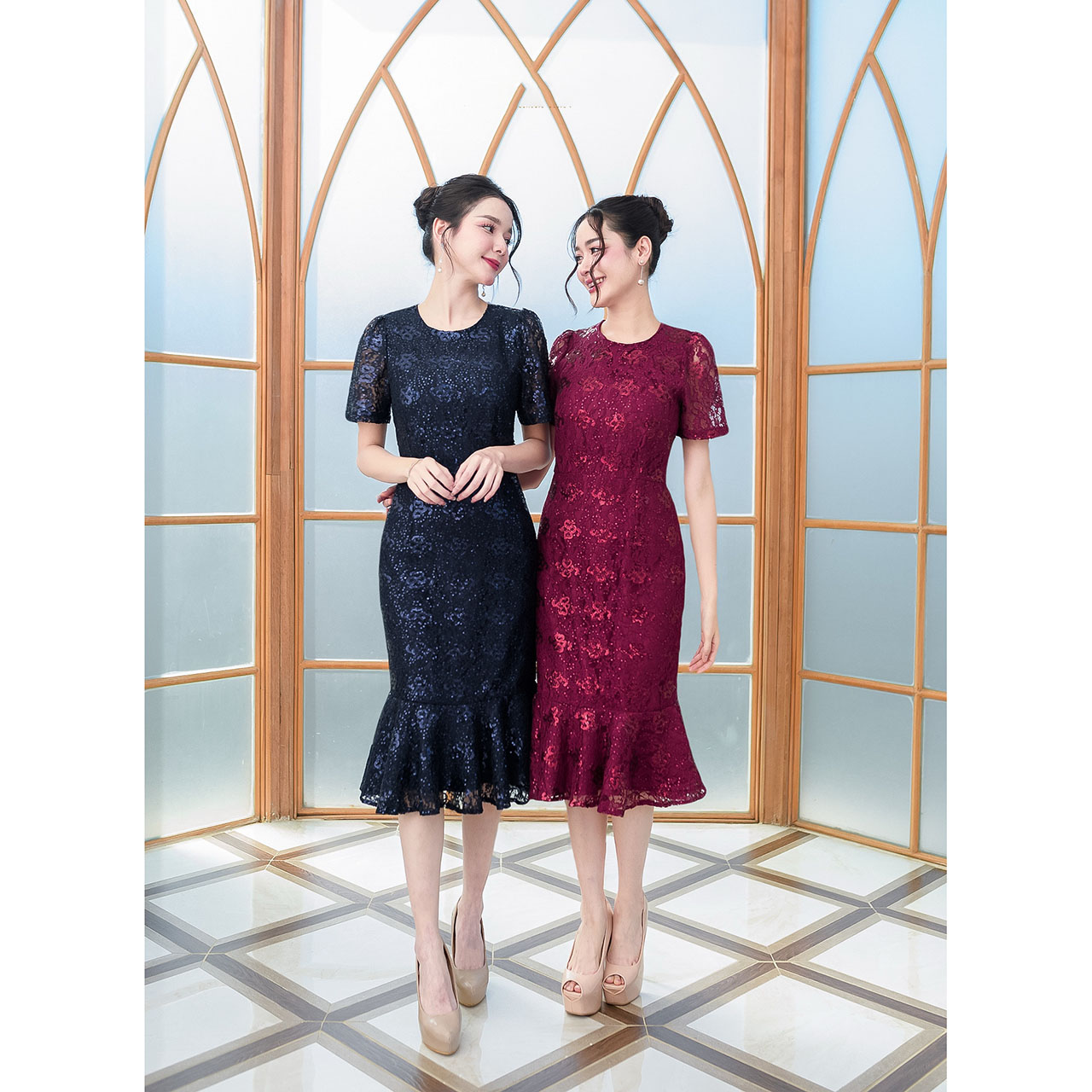 kudapy เดรสสั้นสีแดงไวน์/สีกรม ลูกไม้นิ่มผ้า แต่งด้วยเลื่อมทั้งชุด ดีไซน์ระบายชายเป็นพวงหางปลา