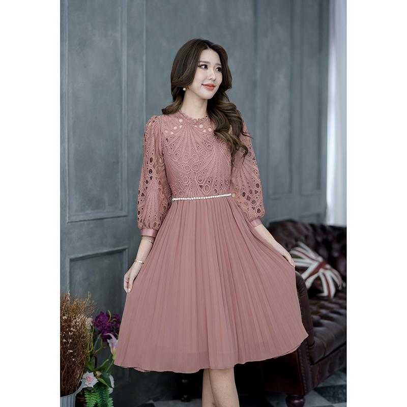 kudapy เดรสสั้นสีน้ำตาล/สีชมพู ดีไซน์แขนยาวจั้มปลายแขน งานแขนพองสวยกำลังดีคะ ช่วงกระโปรงเป็นผ้าชิฟฟ่อนอัดพลีทกระโปรงทรงเอ