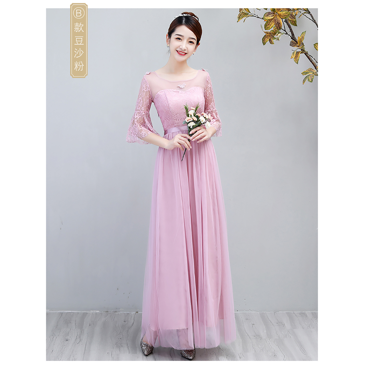 kudapy เดรสยาวออกงานสีถั่วแดงกะปิ ตัวเสื้อปักลายผีเสื้อ แขนระบาย ด้านหลังลำตัวเป็นสม๊อกยืดหยุ่นได้ เอวคาดผ้าริ้บบิ้น มีซิบด้านข้างลำตัว กระโปรงผ้าโปร่ง