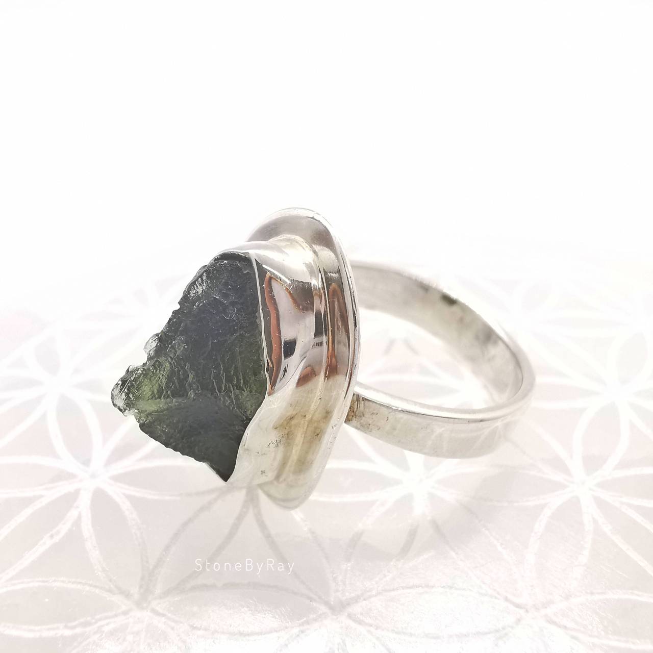 แหวนเงินสะเก็ดดาวโมดาไวต์ทรงธรรมชาติ(Moldavite)