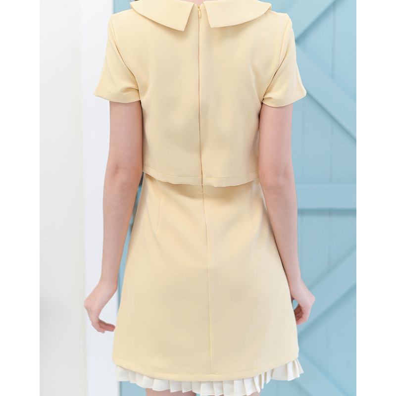 kudapy เดรสสั้นสีโอรส/สีเหลือง แขนสั้น คอปกดีไซน์เก๋เหมือนใส่แยกชิ้น ดต่อกลางลำตัวติดกระดุมปั๊ม แต่งระบายพลีทที่อกและชายซับใน