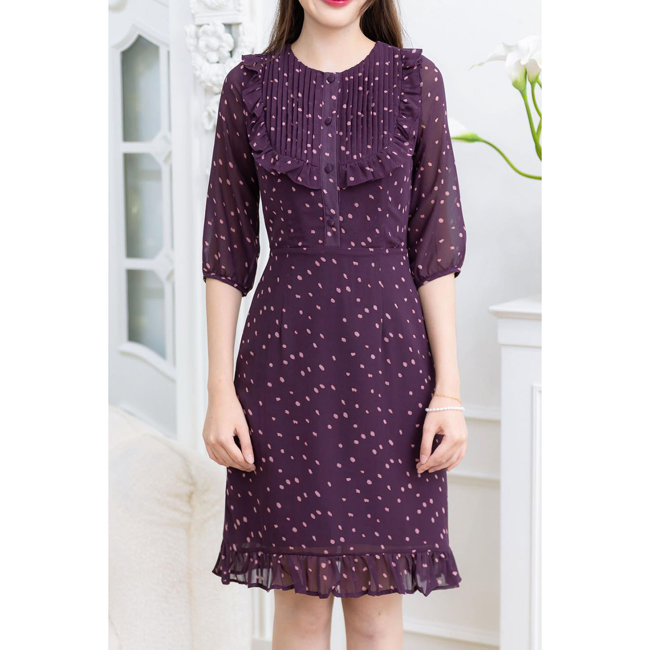 kudapy เดรสชีฟองลายจุดหิมะ โทนสีเข้ม มีดีเทลตีเกล็ดแต่งระบายช่วงอก ช่วงชายกระโปรงเป็นระบายเล็กๆ