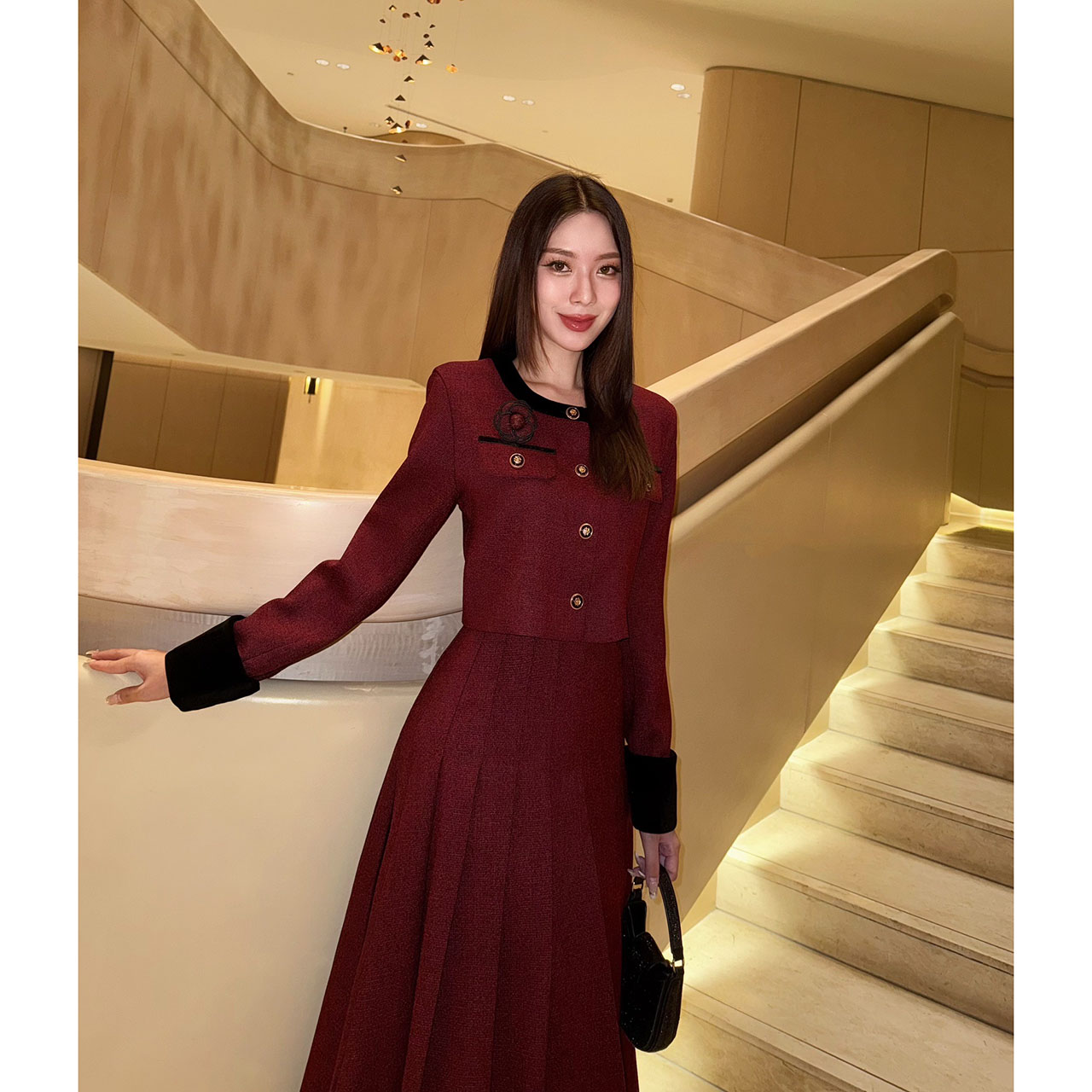 kudapy เซ็ทผ้าพรีเมี่ยม สื้อกับกระโปรงเราใช้ผ้าเดียวกันทั้งชุด เนื้อผ้ามีน้ำหนัก ทิ้งตัวดี ยับยาก เสื้อกระดุมจริง กระโปรงซิปเอวสูงไม่สม้อค มีซับในอย่างดี