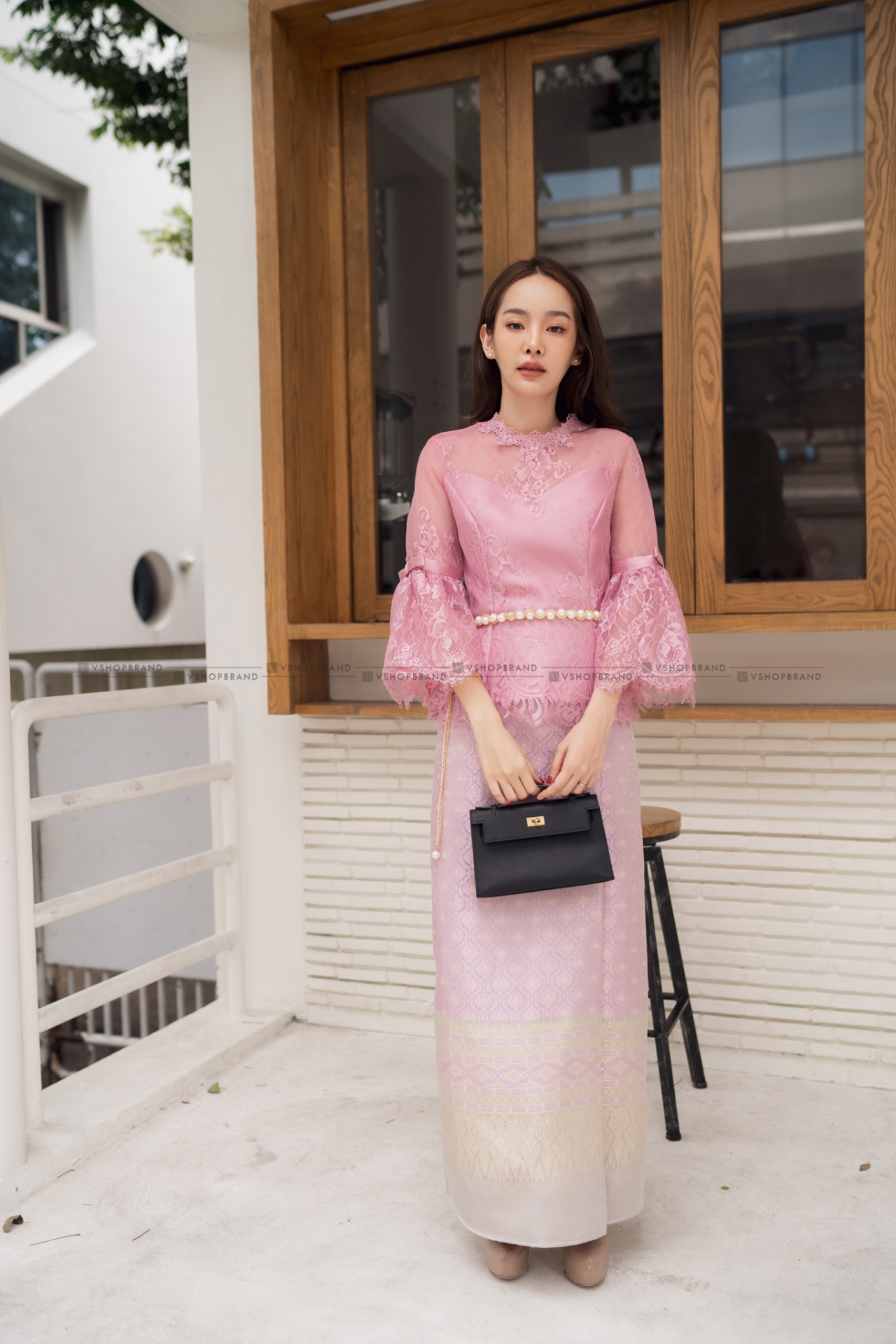 kudapy ชุดเซตไปงานแต่งสีขาว/สีชมพู set เสื้อลูกไม้แขนกระดิ่งยาวสามส่วน+ผ้าถุงผ้าไหมอิตาลี งานสวยเนี๊ยบมาก