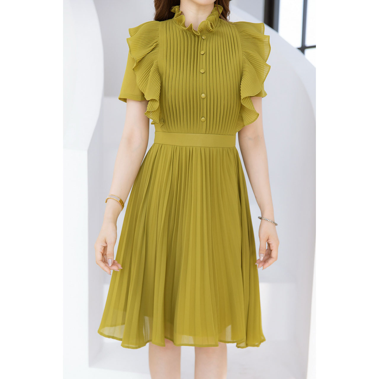 kudapy เดรสชีฟอง ดีเทลอัดพลีททั้งตัว ช่วงแขนเป็นดีเทลแขนปลีกอัดพลีทเล็ก ช่วงอกเย็บพลีทเป็นแนวเกล็ดแต่งกระดุม