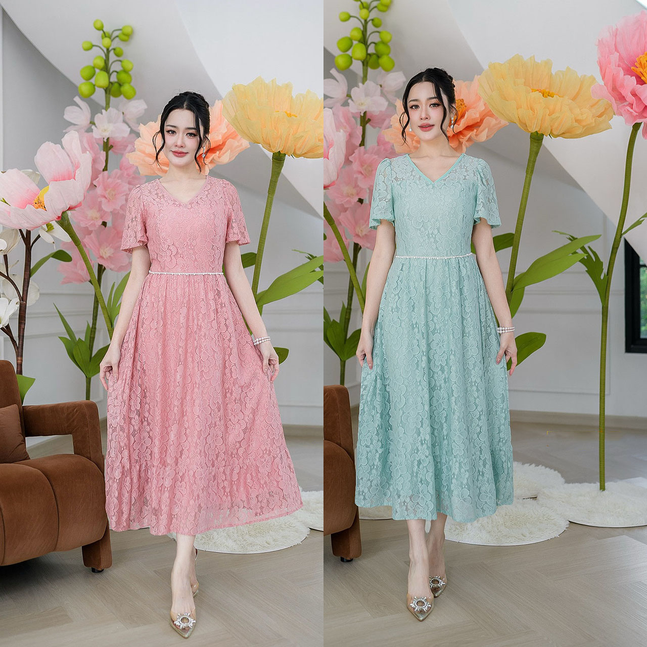 kudapy เดรสยาวผ้าลูกไม้เนื้อนุ่มนิ่ม คอวีแขนสั้นชายกระโปรงแต่งระบาย ช่วงเอวเย็บแต่งประดับมุกรอบเอว เพิ่มความสวยหวาน