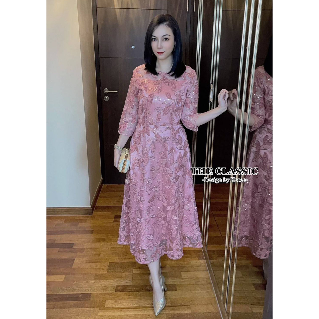 kudapy เดรสยาวออกงานปักเลื่อม ใช้ผ้าเนื้อดีปักลวดลายใบไม้ ปักเพิ่มเติมขอบด้วยเลื่อมเน้นลายชัด