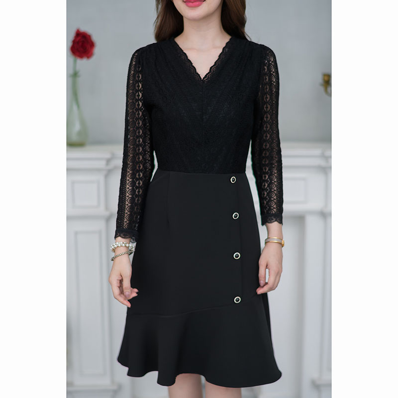 kudapy เดรสสั้นสีชมพู/สีดำ ลูกไม้กระโปรงผ้าพื้น สวยเรียบๆ ใช้ลูกไม้ลายเชิงตัดต่อช่วงอกตามลายผ้า คอวีเป็นลายเชิง สวยหวานดูดี กระโปรงเป็นระบายเฉียงแต่งกระดุมข้าง