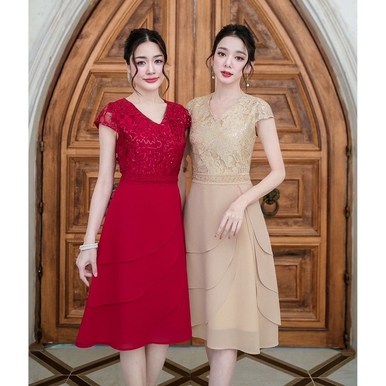 kudapy เดรสสั้นสีเทาซิลเวอร์/สีครีมทอง/สีแดง กระโปรงเลเยอร์สามชั้น เสื้อคอวีเป็นผ้าลูกไม้เลื่อม กระโปรงผ้าชีฟอง เอวตกแต่งอะไหล่ลูกไม้เป็นเข็มขัดดีเทลสวย