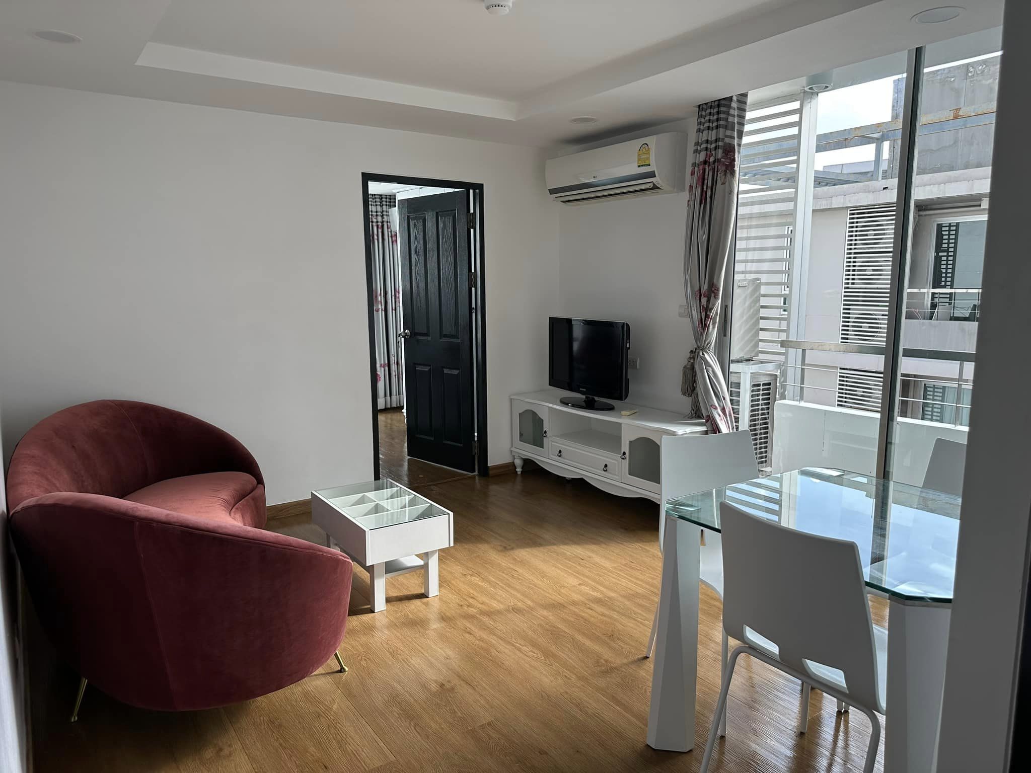 ห้องใหญ่ The Kris Extra 5 (เดอะคริส เอ็กซ์ตร้า 5) ให้เช่าชั้น8ตกแต่งครมีเครื่องซักผ้า สอบถามแอด Line ID : Smile-easy