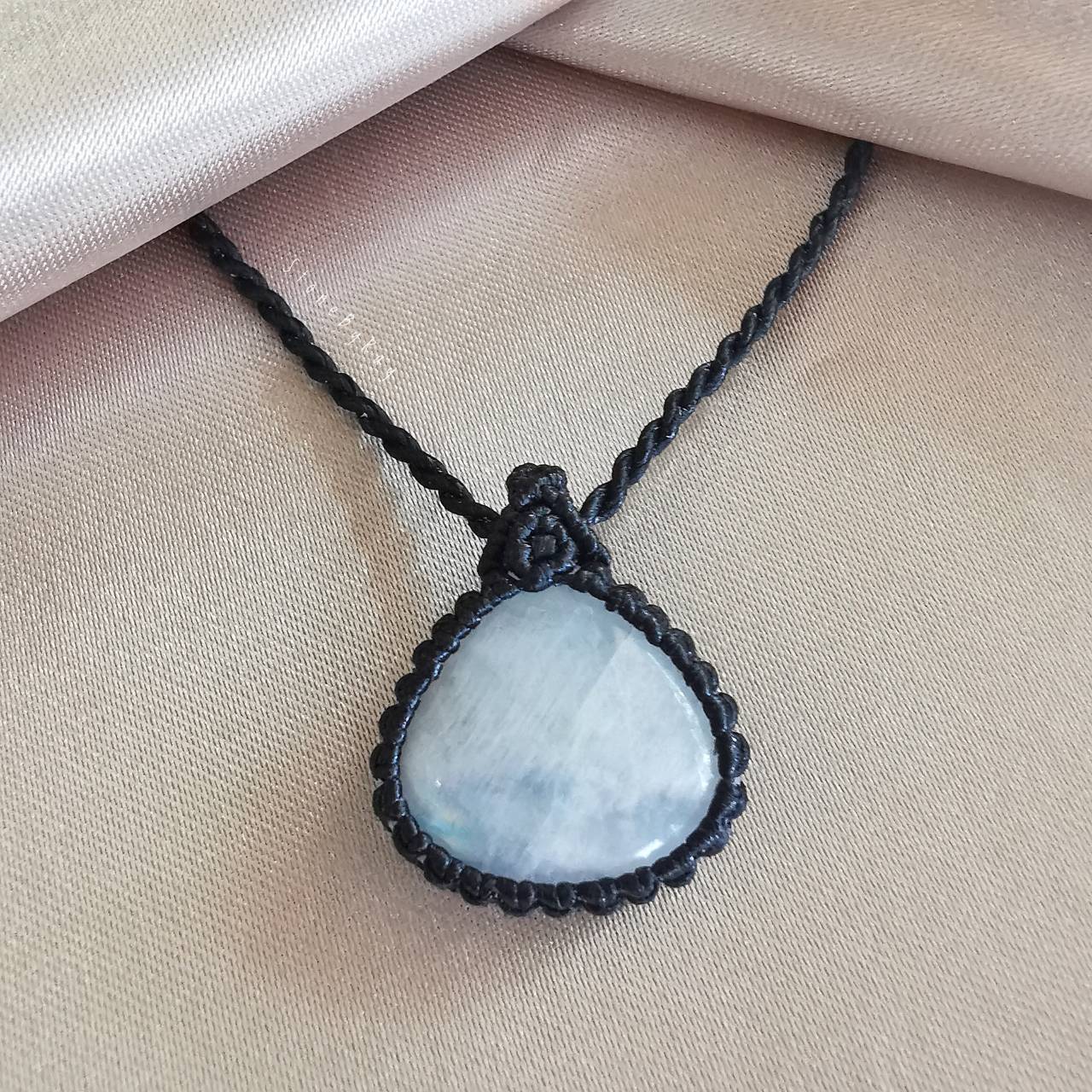 สร้อยคอเชือกถักจี้หินเรนโบว์มูนสโตน Rainbow Moonstone