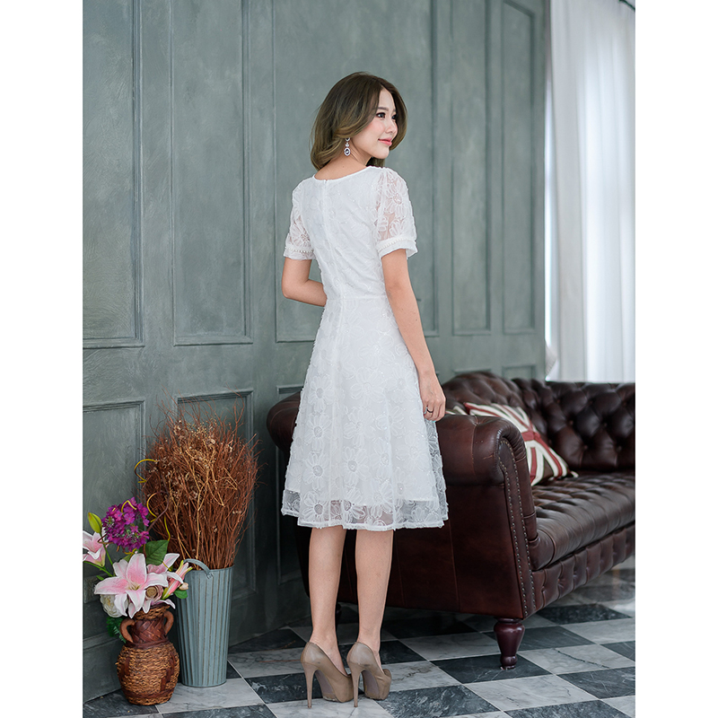 kudapy เดรสสั้นสีขาว/สีน้ำตาลทองอ่อน ผ้านุ่มฟูลายดอกไม้ ผ้าตาข่ายลายนูนฟู ลายดอกไม้ รอบดอกไม้ตกแต่งด้วยเลื่อมใสๆรอบดอกไม้