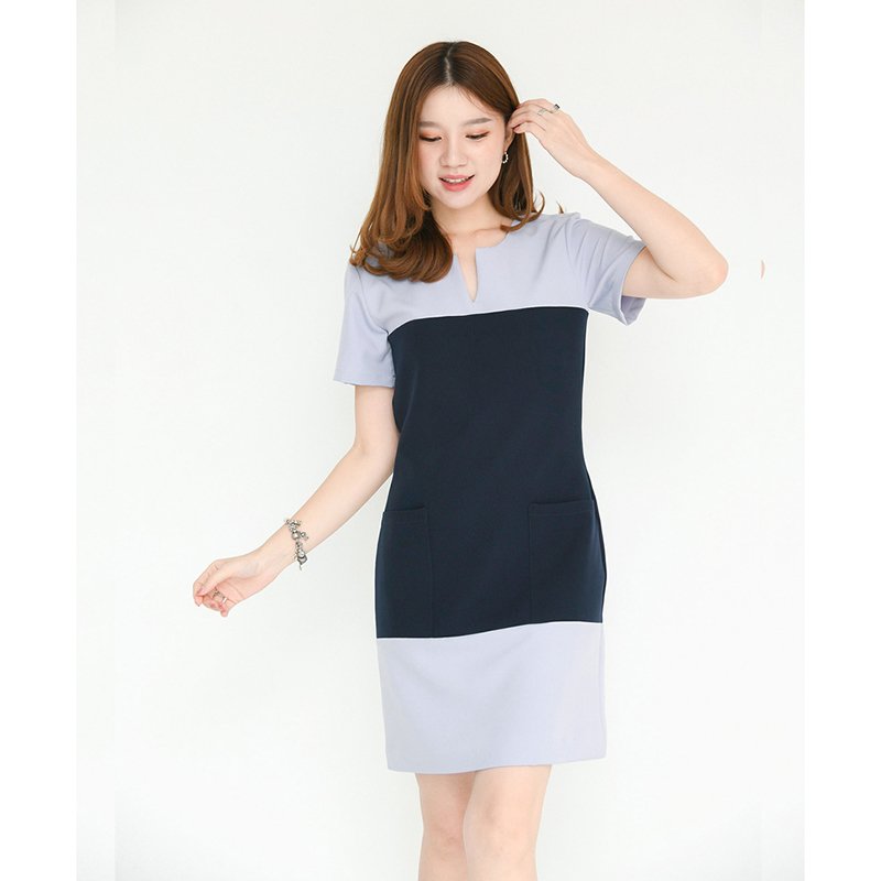 kudapy เดรสสั้นสีแดงเข้ม/ฟ้า ผ่าคอ ตัดต่อเล่นสีกลางลำตัว แต่งกระเป๋าข้างบนช่วงทูโทน งานซับในทั้งตัว