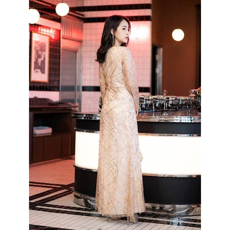 kudapy เดรสยาวสีกรม/สีทอง ใช้ผ้าเกร็ดวิ้งๆ เล่นไฟดีมากๆ มีซับทั้งชุดใส่สวยดูดี