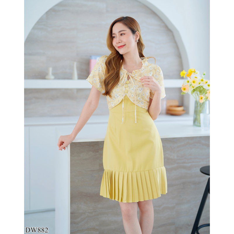 kudapy เดรสสั้นสีเหลือง/สีชมพู ลายดอกชายอัดพลีทอกผูกเชือก