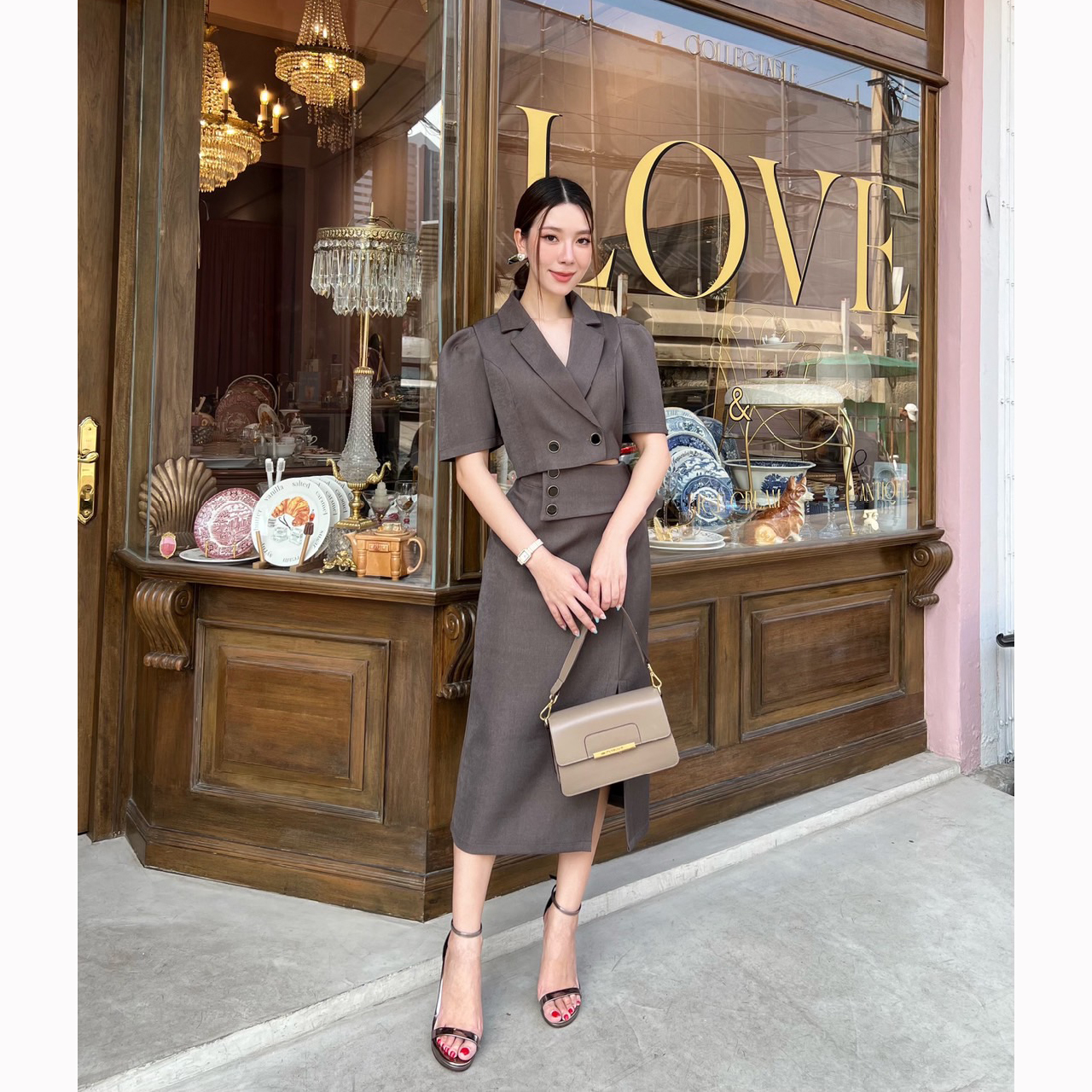 kudapy ชุดเซ็ทเสื้อครอปตัวสั้น+กระโปรงยาวคลุมเข่า แหวกด้านหน้าให้ดูสวย แอบเซ็กซี่เล็กน้อย กระโปรงป้ายผ้าด้านหน้าแต่งกระดุม