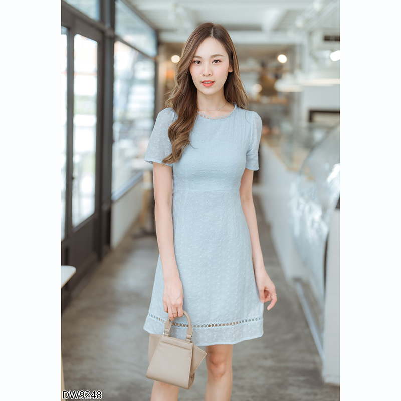 kudapy เดรสสั้นสีชมพู/สีขาว/สีฟ้า ผ้าฉลุลูกไม้แขนสั้นคอกลม สวยดูดีน่ารัก