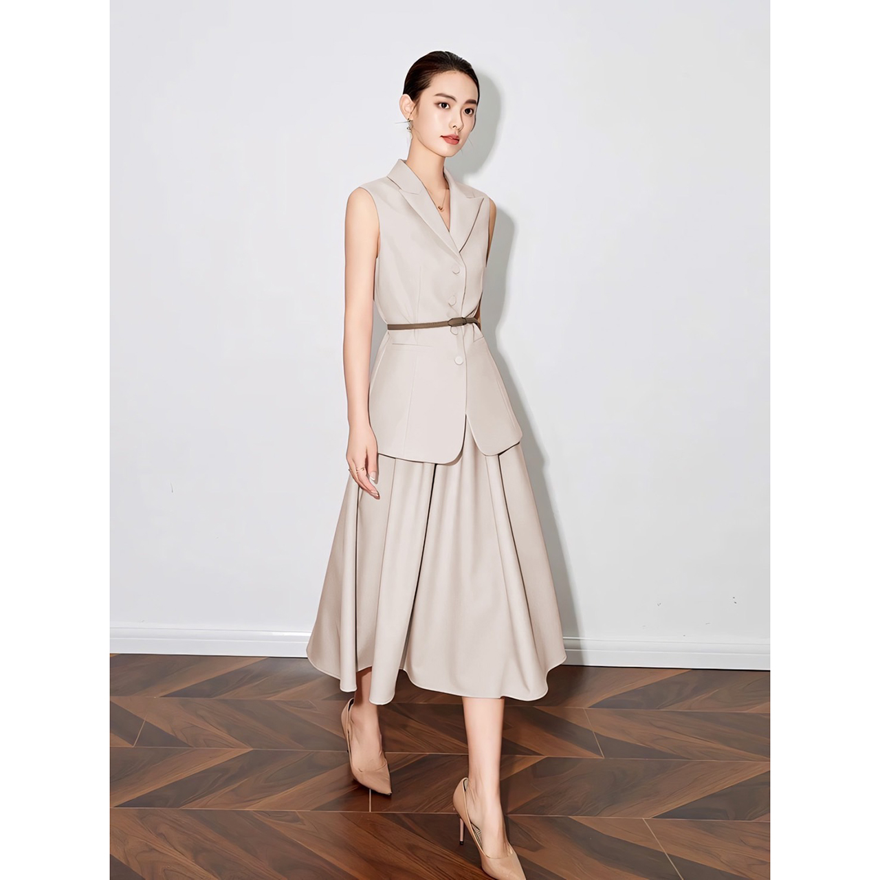 kudapy เซ็ทเสื้อแขนกุดมาพร้อมกับกระโปรงทรงยาว เสื้อเก็บทรงสวย แต่งปกสูทกระดุมปั้มติดได้จริง