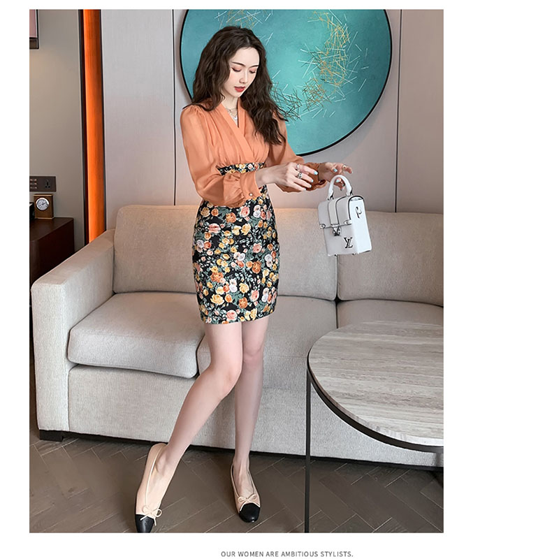 kudapy เดรสสั้นสีส้มคอวี แบบสวยโดดเด่น ช่วงบนผ้าชีฟอง แขนยาว จัมป์ชายแขนติดกระดุม ตรงกระโปรงสั้นลายดอกไม้สีสันสดใส