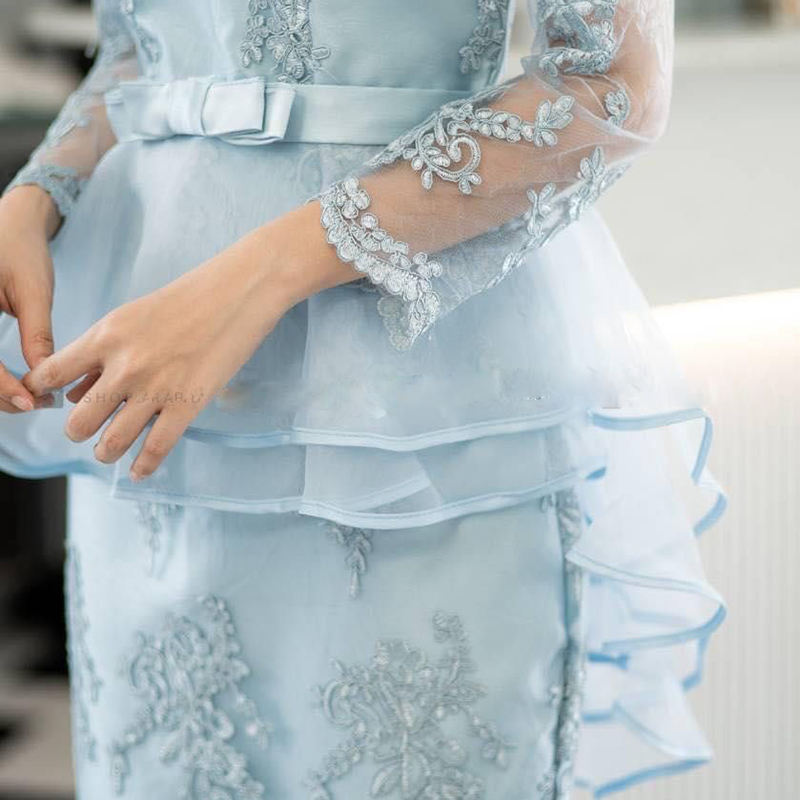 kudapy เดรสสั้นไปงานสีชมพู เดรสปาดไหล่ติดดอกลูกไม้รอบไหล่ เดรสเปิดไหล่ แต่งระบายเอวหน้าสั้นหลังยาว