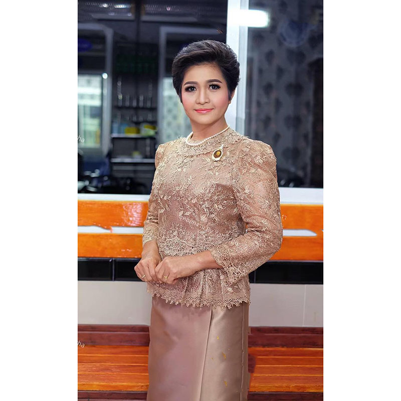 kudapy ชุดเซ็ทลูกไม้ใยบวบปักเลื่อมสีทองน้ำผึ้ง เกรดพรีเมี่ยม ดีเทลตรงเอวเวลาใส่แล้วพรางหน้าท้องดีมากๆและดูหรู สง่าแน่นอน กระโปรงใช้ผ้าไหมอิตาลีเป็นทรงจีบหน้า