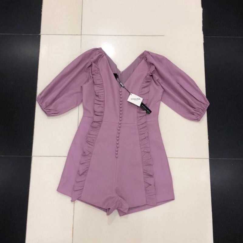 kudapy จั๊มสูทขาสั้นสีชมพูอมม่วง/ส้มอิฐ แขนพองนิดๆ มีระบายหน้า และเย็บกระดุมเรียง