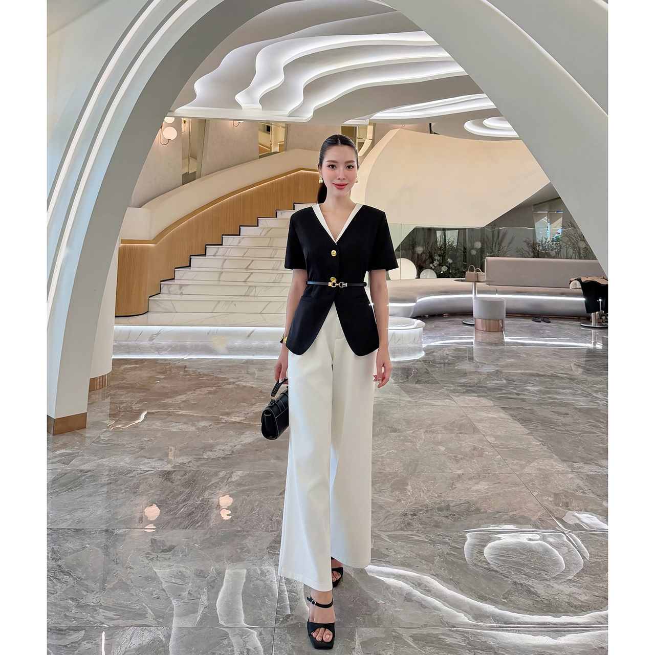 kudapy ชุดทำงานลุคเรียบหรู สไตล์มินิมอล พร้อมดีเทลคอวีเข้ารูปช่วยให้ช่วงคอดูยาวและเรียว