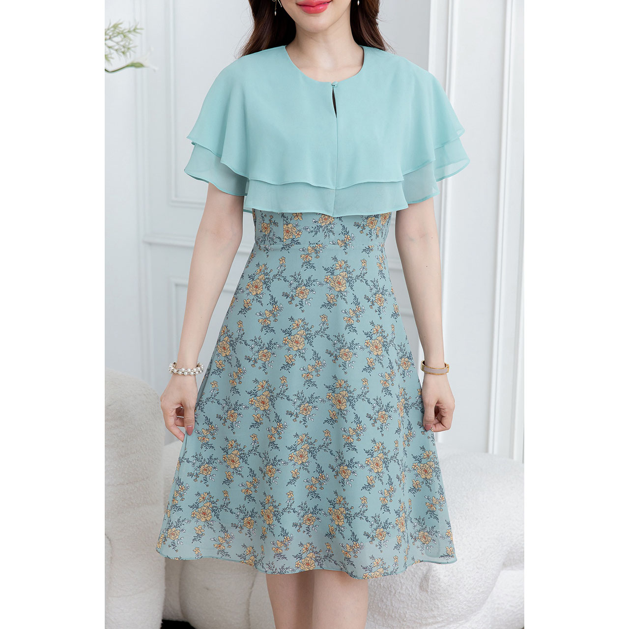 kudapy เดรสสั้นสีดำ/สีเขียว ผ้าชีฟอง ระบายสองชั้น ลายใหม่แพทเทิร์นยอดฮิต สวยพริ้ว ตัวเดรสเป็นชีฟองลายดอกสวย ตัดกับชีฟองสีพื้น