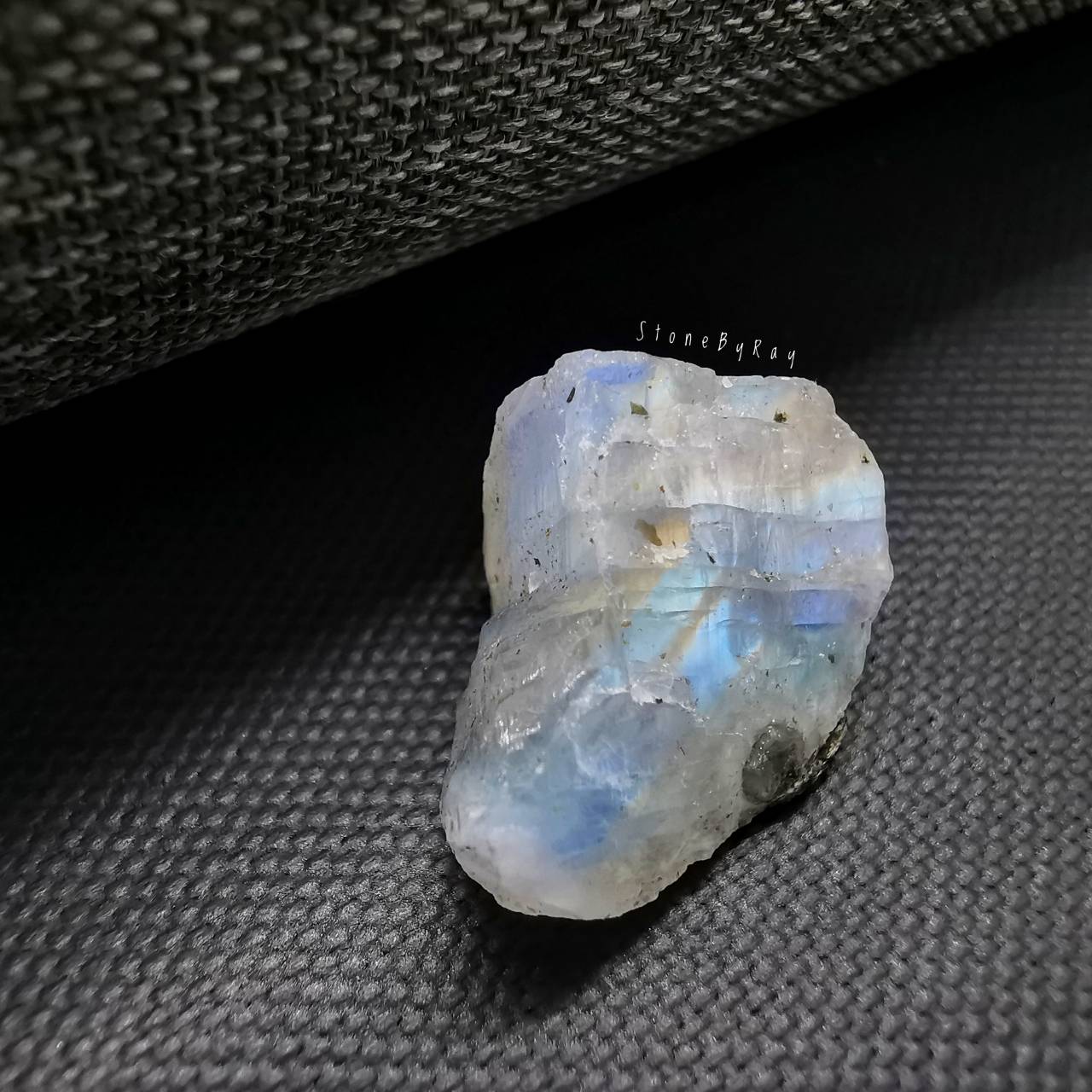 หินเรนโบว์มูนสโตนก้อนธรรมชาติ Rainbow Moonstone