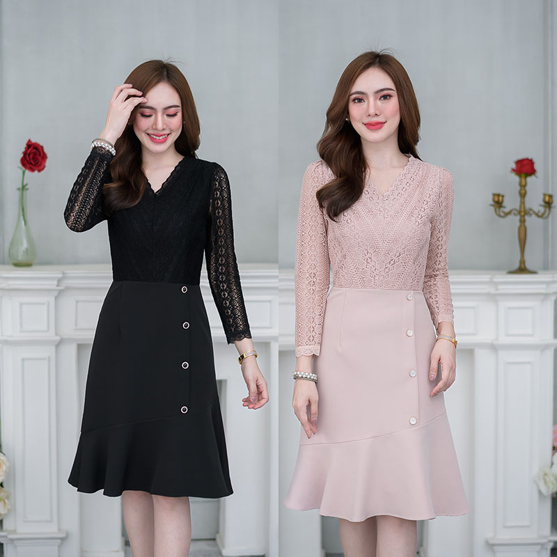 kudapy เดรสสั้นสีชมพู/สีดำ ลูกไม้กระโปรงผ้าพื้น สวยเรียบๆ ใช้ลูกไม้ลายเชิงตัดต่อช่วงอกตามลายผ้า คอวีเป็นลายเชิง สวยหวานดูดี กระโปรงเป็นระบายเฉียงแต่งกระดุมข้าง