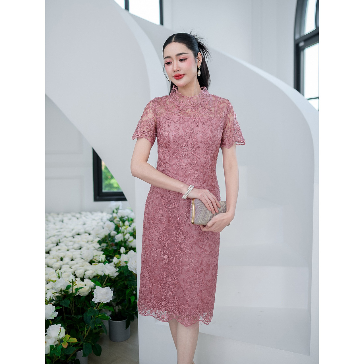 kudapy เดรสสั้นสีโอรส/สีชมพูกะปิ เดรสผ้าลูกไม้ใยบวบดอกลอย แต่งเชิงลูกไม้รอบคอ มีซับในทั้งชุด แต่งซิปหลัง