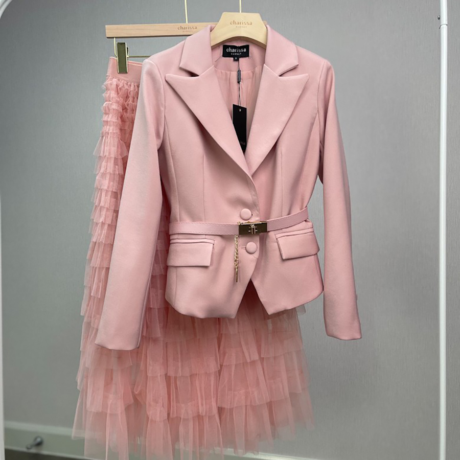 kudapy set Blazer+Skirt +เข็มขัด สีน้ำตาล, ดำ, ชมพู, กรม เสื้อสูทกระเป๋าจริง มีฟองน้ำเสริมไหล่บางๆ ทรงสวย มีซับในทั้งตัว แขนแต่งกระดุมเม็ดเล็ก เพื่อให้ดูดี มาพร้อมกับกระโปรงทูทู่