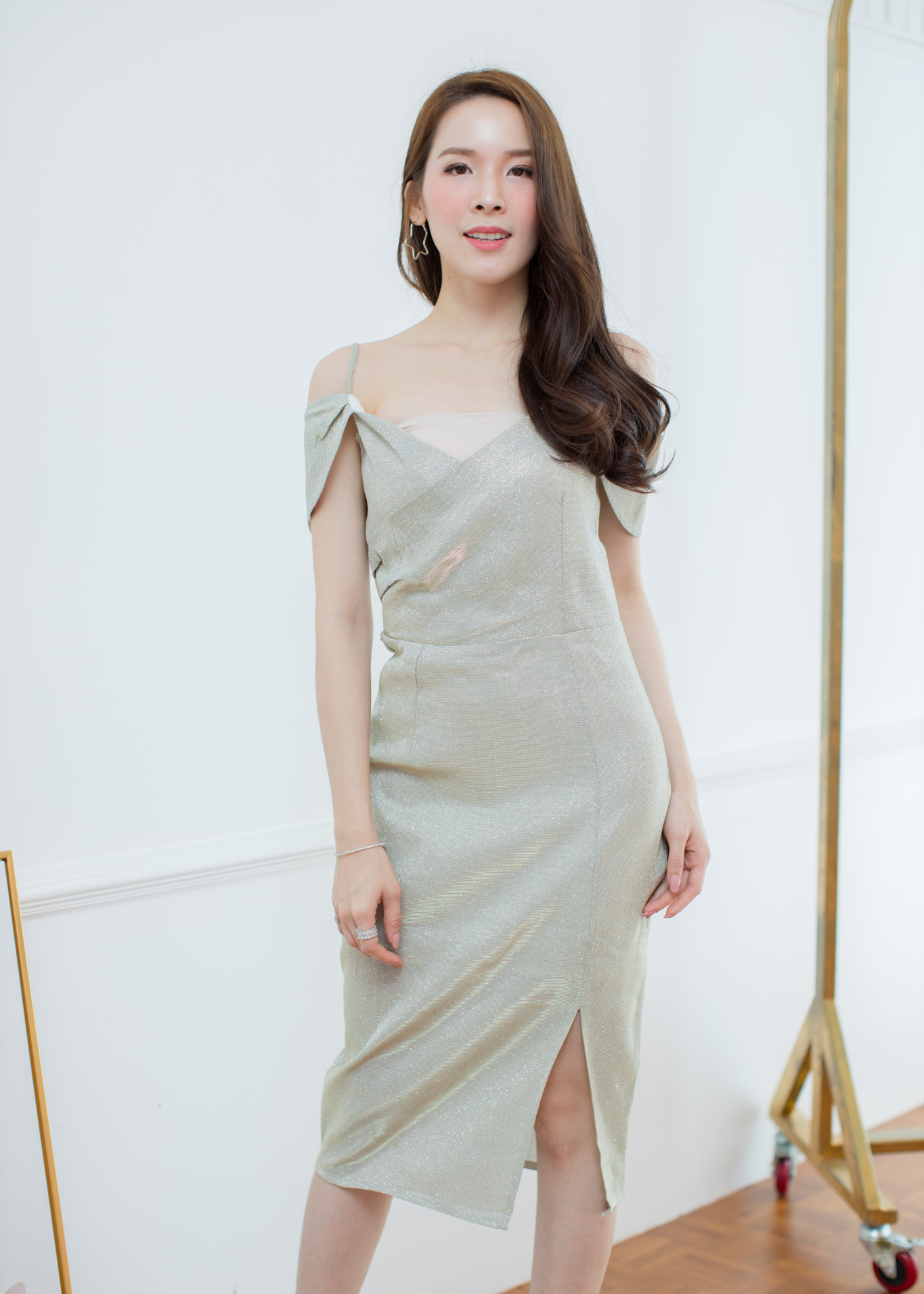 เดรสสั้นใส่ออกงานสีเงินประกายทอง ผ้ากริสเตอร์วิ้งๆ