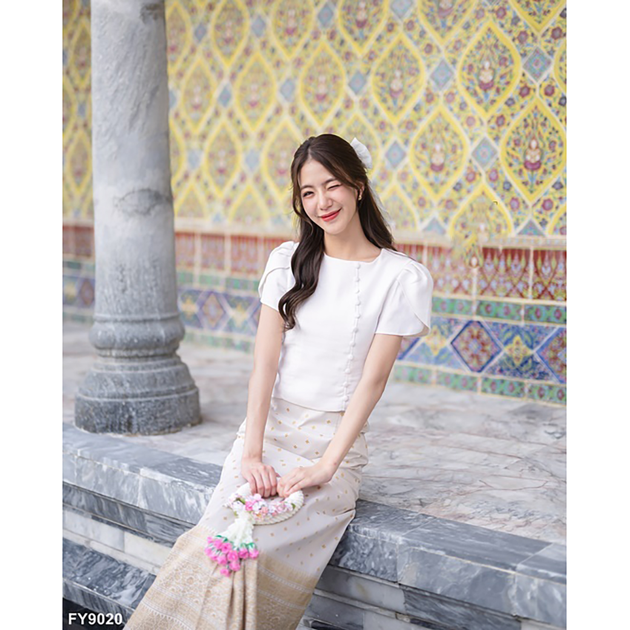 kudapy ชุดเซ็ทเสื้อสีขาว ชุดลิซ่าใส่+กระโปรงลายไทยสีชมพู/สีครีม