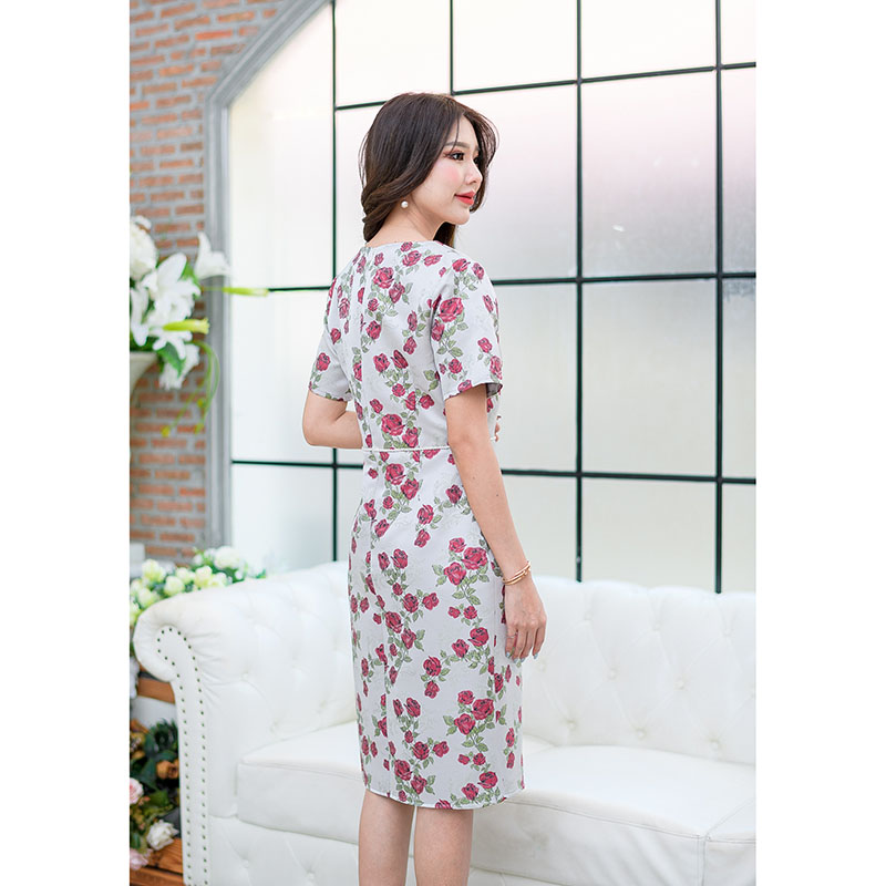 kudapy เดรสสั้นสีโทนแดง/สีโทนกรม ผ้า jacquard ลายกุหลาบต้อนรับวาเลนไทน์ ดีเทลแต่งเอวด้วยลูกปัดสวยๆ มีซับในทั้งชุด ซิปหลัง ทรงฮอตยอดนิยมตลอดกาล