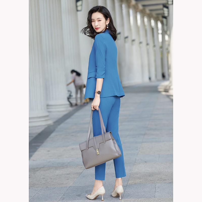 kudapy ชุดสูททำงานผู้หญิงสีฟ้า/สีม่วง แขนสามส่วนจับจีบปลายแขนพร้อมกางเกง จุดเด่นของชุดนี้คือได้ลุคที่สดใสคัลเลอร์ฟแบบสุดๆ