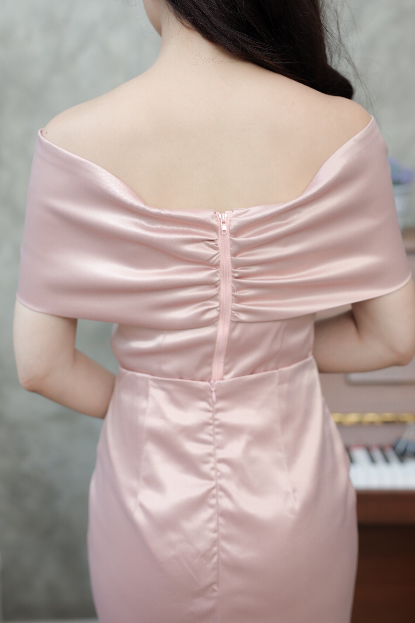 Set 2 ชิ้น เสื้อเปิดไหล่สีชมพูโรสโกลด์ +กระโปรงยาวทรงหางปลา ตัวเสื้อใช้ผ้าวาเลนติโน่ผสมซิมเมอร์สีพื้นเกรดพรีเมี่ยม S