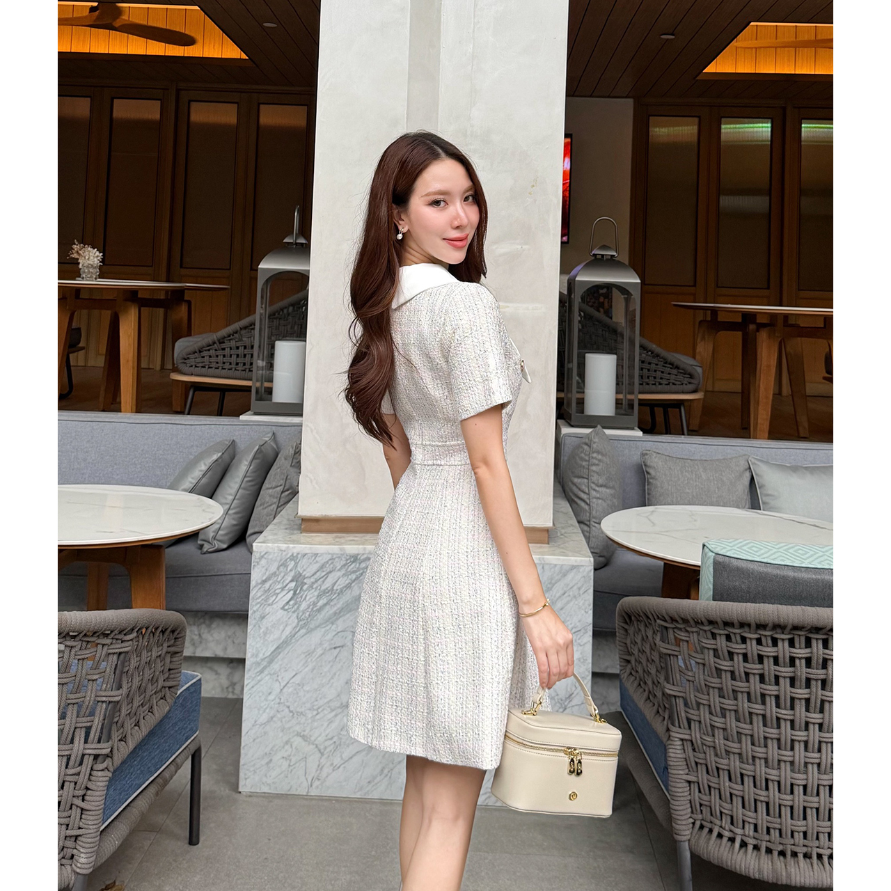 kudapy เดรสผ้าทวีดดีไซน์พรีเมียม คอปกซาตินสีขาวทรงสวย ช่วยปรับช่วงหน้า-คอให้ดูเรียว แต่งคอปกผ้าซาติน