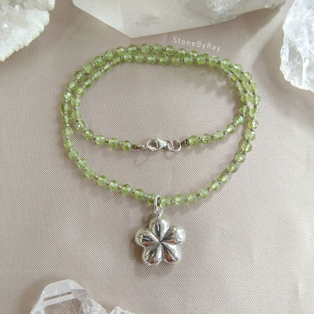 สร้อยคอเพอริดอทเจียรเหลี่ยมจี้เงินแท้รูปดอกไม้ Peridot