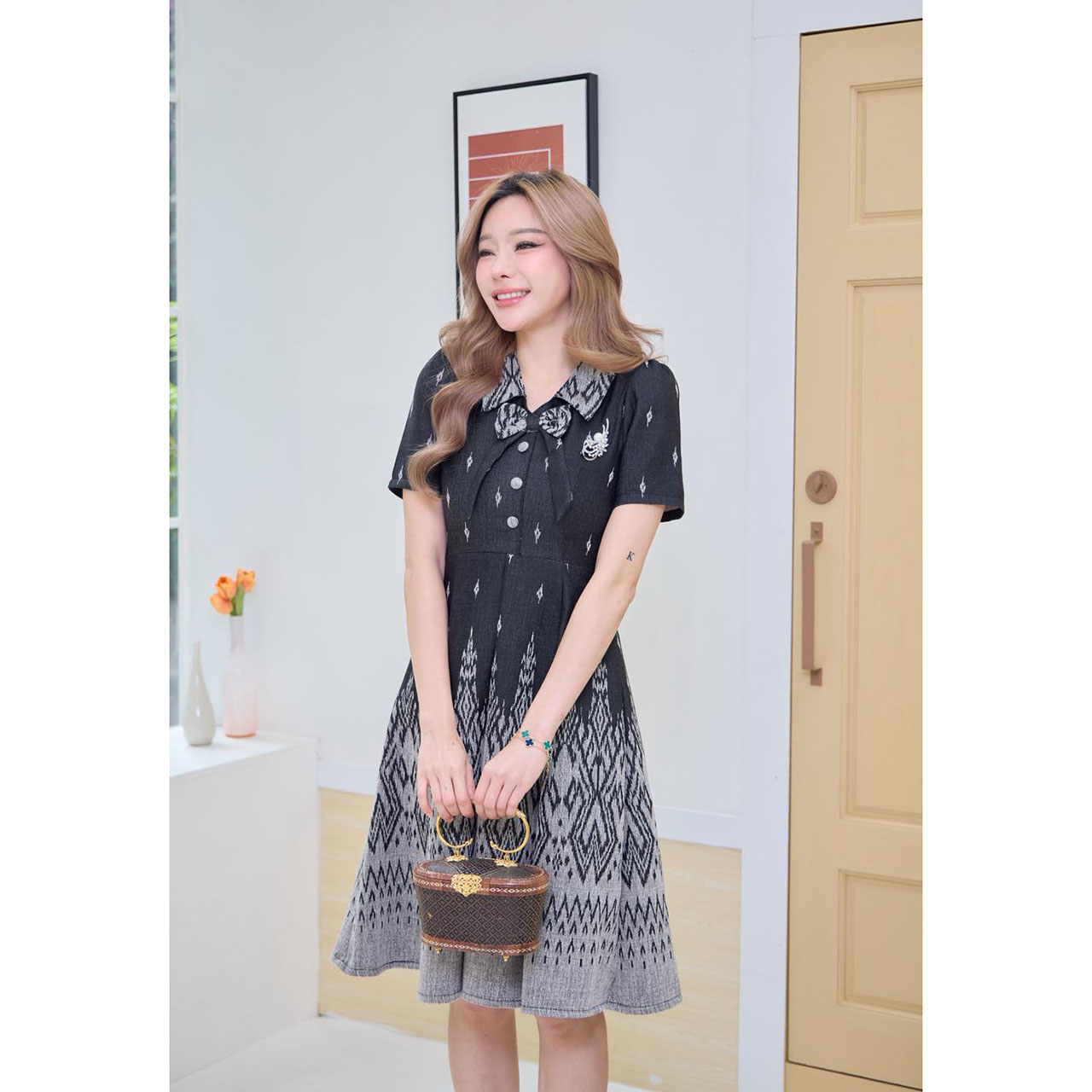 kudapy เดรสผ้าฝ้ายทอลายพุ่มฉัตร อัดกาวอย่างดี ตัดเย็บปราณีต เป็นชุดทรงสุภาพคลุมเข่า