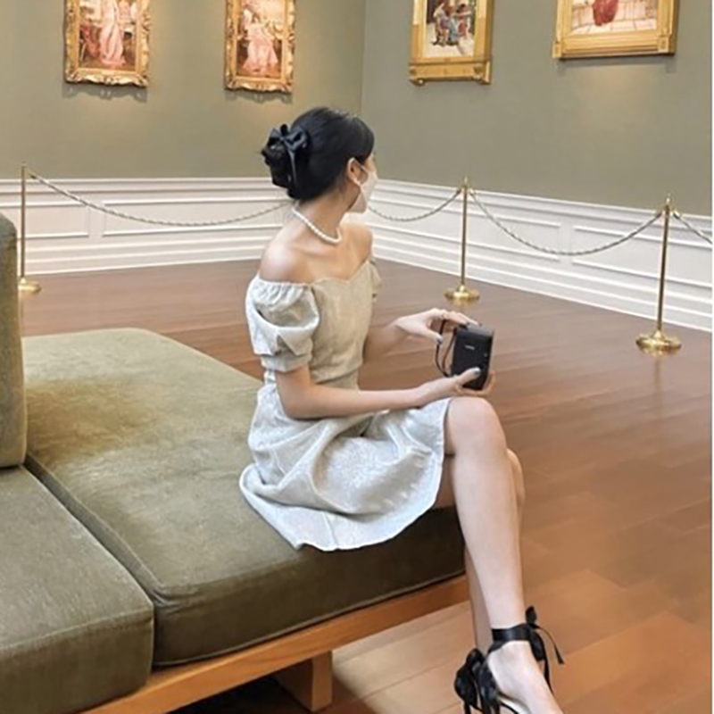 kudapy เดรสสั้นสีเทาเงิน/สีฟ้า/สีทองแชมเปญ/สีม่วงอ่อน แขนตุ๊กตา ทรงอกหัวใจ เนื้อผ้า Glitter ละเอียด สวยเด่นแต่ไม่เว่อร์ ผ้าไม่ยืด มีซับใน ไม่บาด ไม่คันผิว