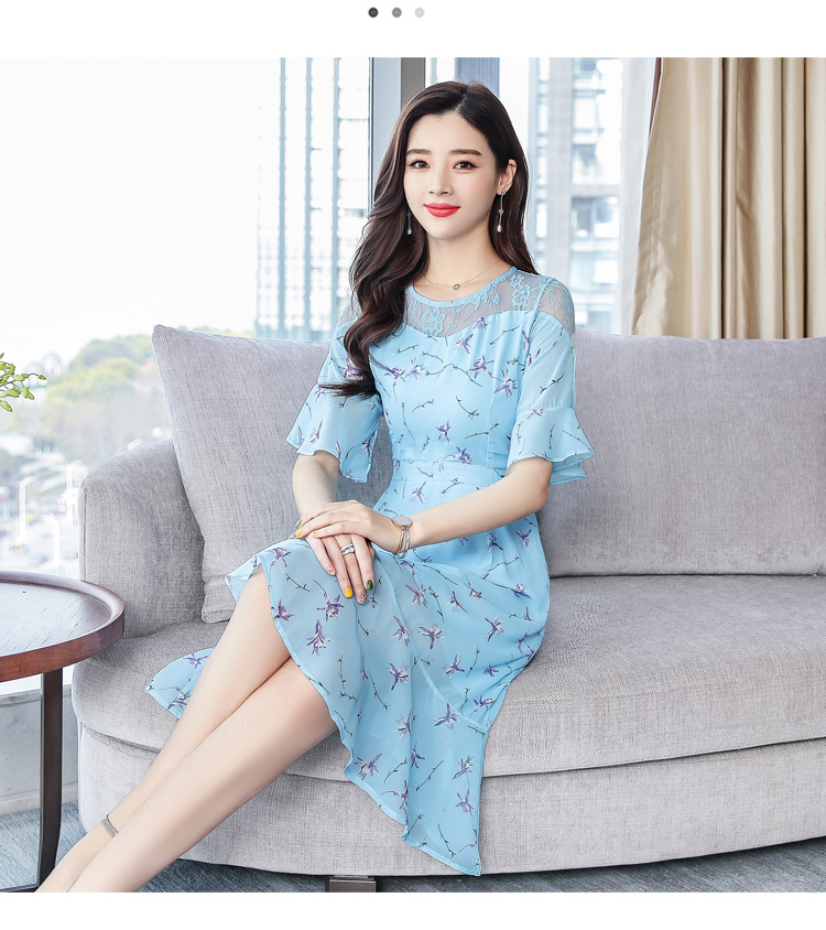 ชุดเดรสสั้นคลุมเข่าสีฟ้า พิมพ์ลายดอกตามแบบ เดรสคอกลมผ้าชีฟองพิมพ์ลายดอกไม้ ชายระบายทรงหางปลาเล้กๆ