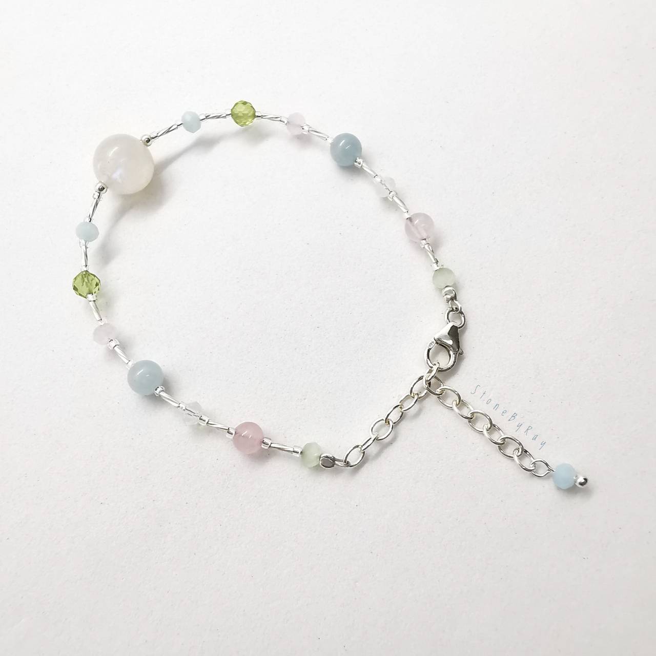 สร้อยข้อมือเงินมูนสโตน+เพอริดอท+อความารีน+โรสควอตซ์ (Moonstone+Peridot+Aquamarine+Rose Quartz)