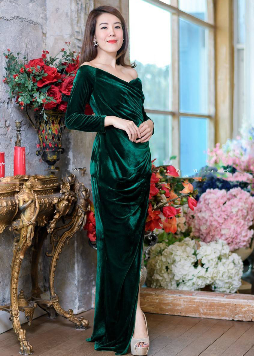 เรสยาวผ้ากำมะหยี่สีเขียว ปาดไหล่รุ่นแขนยาว