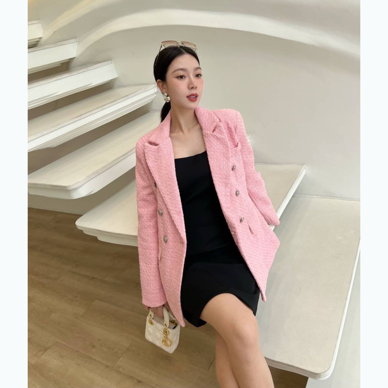 kudapy เสื้อสูทสีชมพู ผ้าพรีเมี่ยมทวิตสีสวย เป็นผ้าสั่งตัดอย่างดี ทรงสวย over size กระดุมทอง มีซับในทั้งตัว กระเป๋าจริง