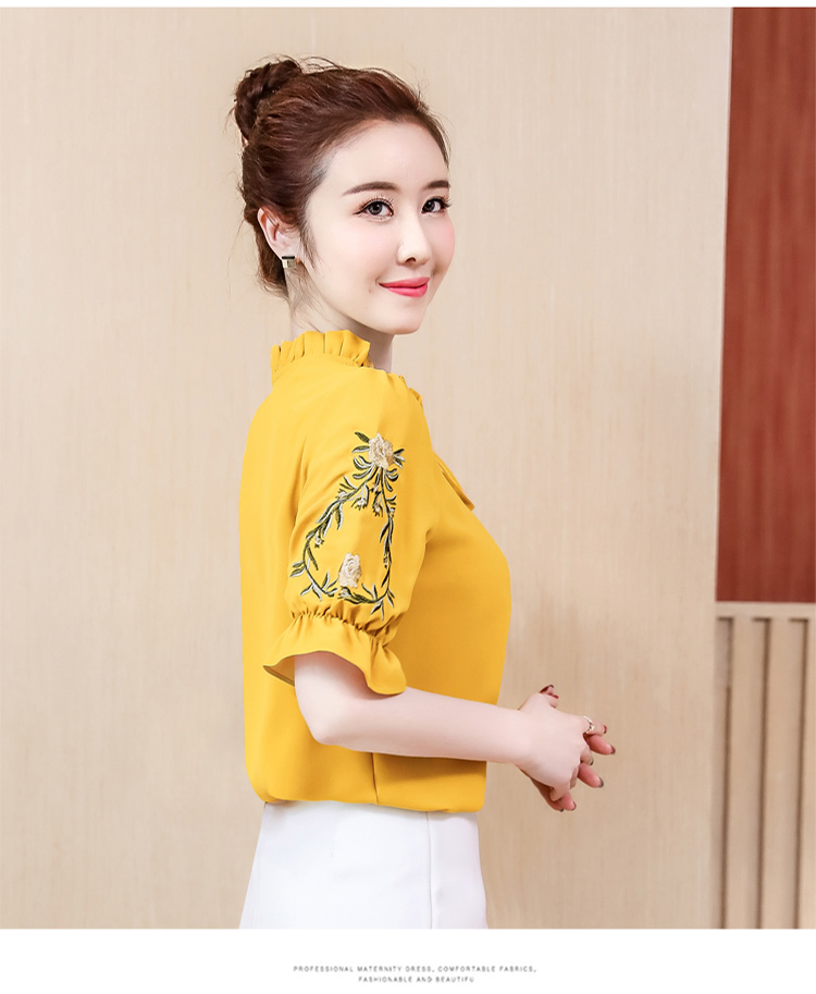 เสื้อสีเหลืองมัสตาร์ด ผ้าคอตตอนทอเนื้อดีมาก แขนเสื้อปักลายดอกกุหลาบ ปลายแขนเสื้่อจั๊ม